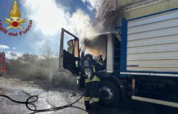 incendio, Natale, fiamme, autocarro, stazione