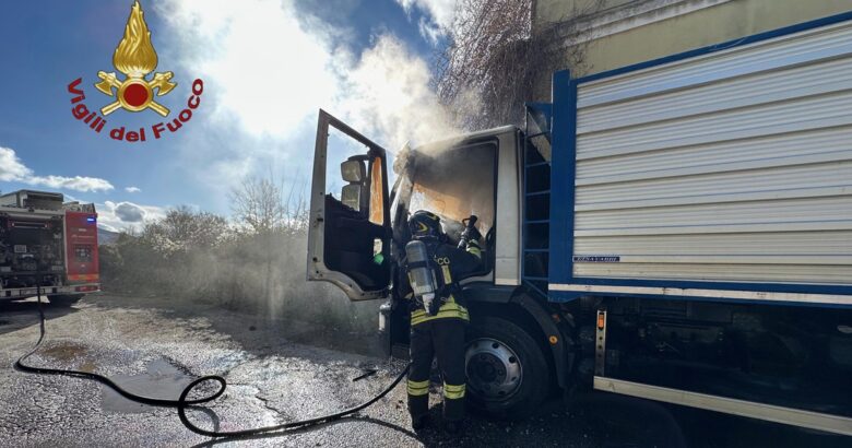 incendio, Natale, fiamme, autocarro, stazione