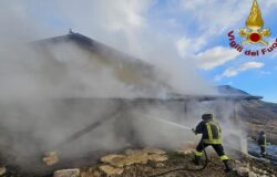 Fiamme, legnaia, abitazione, Vigili del Fuoco