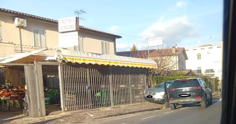 Venafro, Incidente, auto, parcheggiata