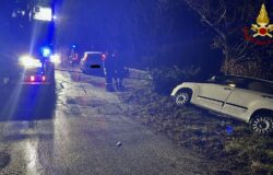 auto, fuori strada, scarpata, ferito, salvato, Vigili del fuoco 
