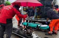 Raccoglitore, asparagi, dirupo, Soccorso Alpino, pioggia