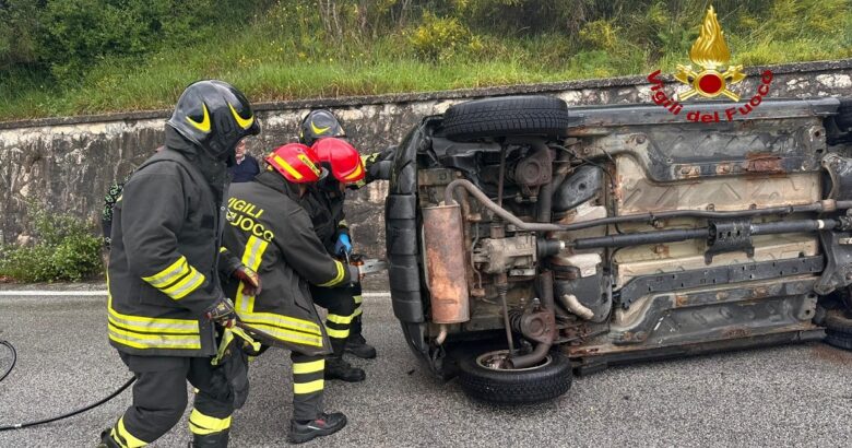 Incidente, auto, Vigili del Fuoco, ferito
