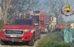 Isernia, incendio, contrada Corrado, fiamme, Vigili del Fuoco
