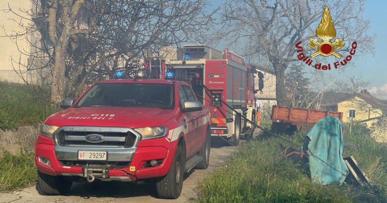 Isernia, incendio, contrada Corrado, fiamme, Vigili del Fuoco