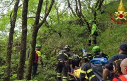 Escursionista, scivola, sentiero, soccorso