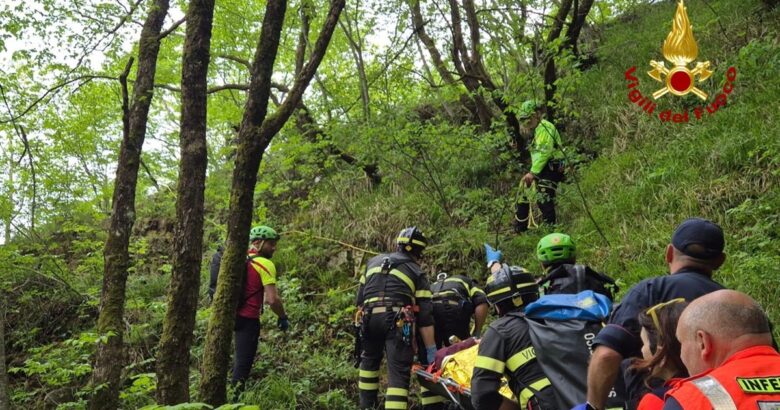 Escursionista, scivola, sentiero, soccorso