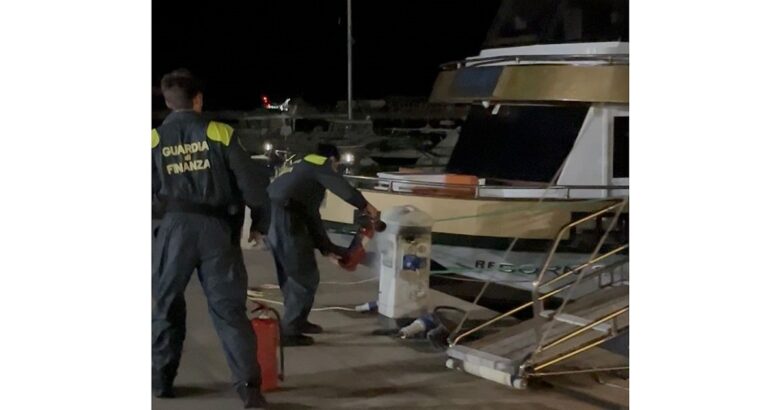 Fiamme, colonnina elettrica, porto, Termoli, Guardia di Finanza