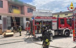 Vigili del fuoco, incendio, deposito, mobili, elettrodomestici, zona industriale