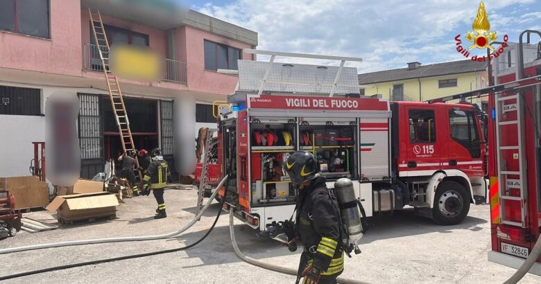 Vigili del fuoco, incendio, deposito, mobili, elettrodomestici, zona industriale