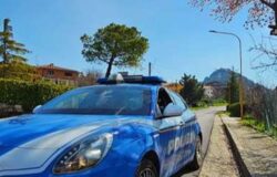 Uomo, barricato, casa, mazza di ferro, Polizia