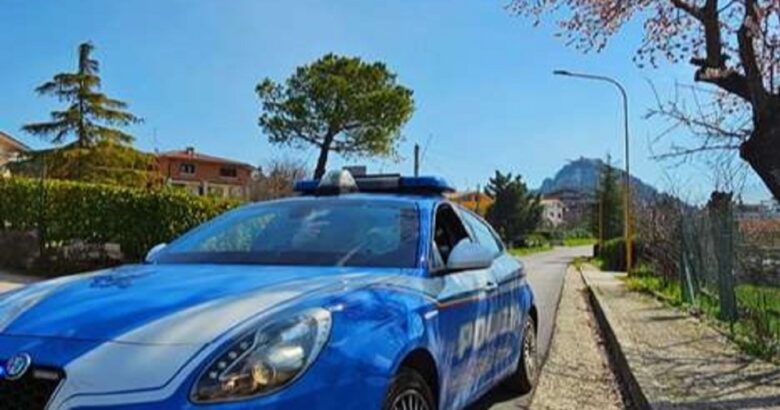 Uomo, barricato, casa, mazza di ferro, Polizia