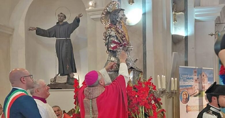Venafro, Santi Martiri, Pontificale, Ricci