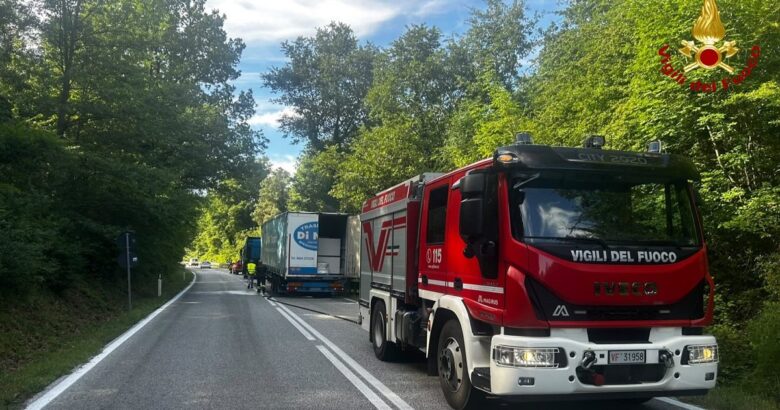 veicolo-fiamme-ss-158-colli-a-volturno-traffico-bloccato